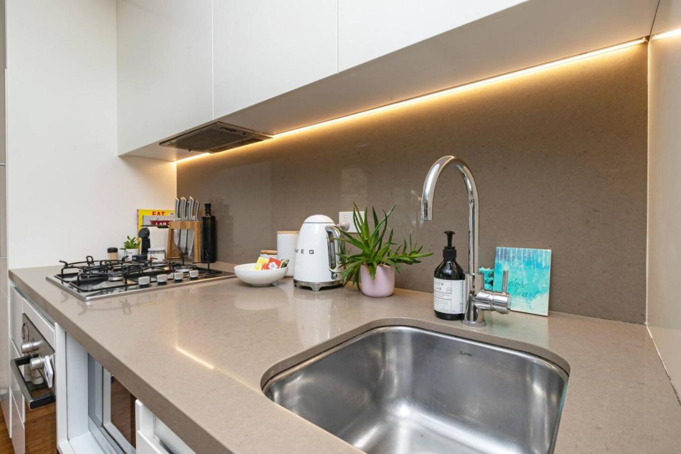 Urban Oasis In Waterloo With Private Balcony * Sydney